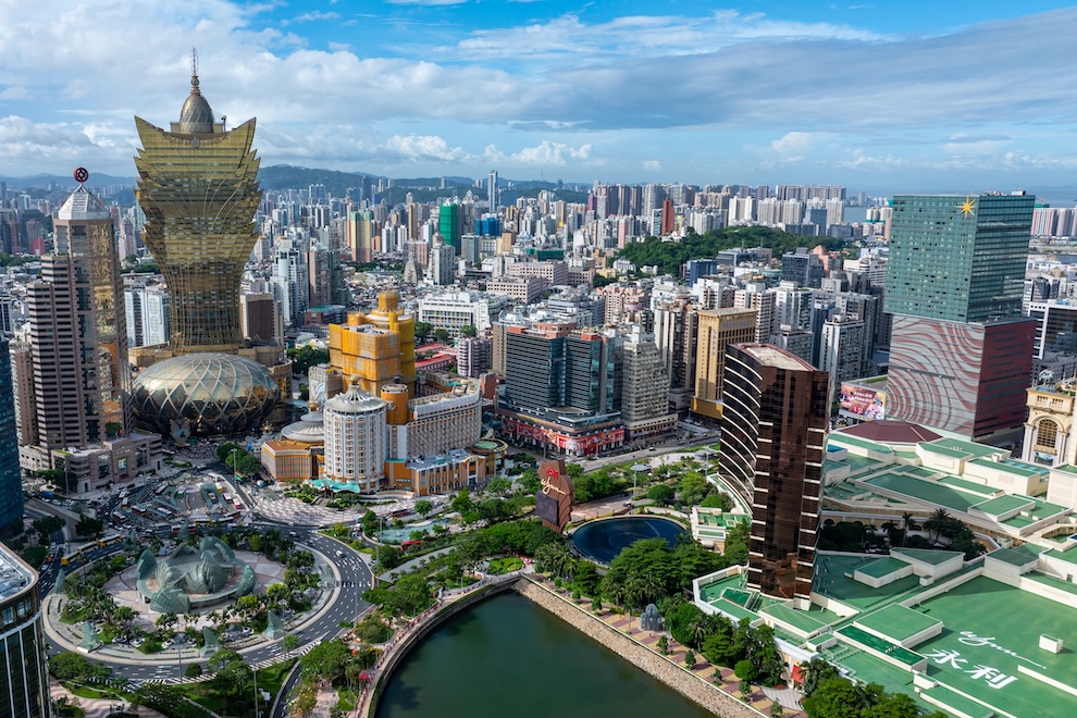 澳门博彩区航拍夜景,综合度假村群与城市天际线,2026 财政预算 GGR 锁定 MOP 2360 亿