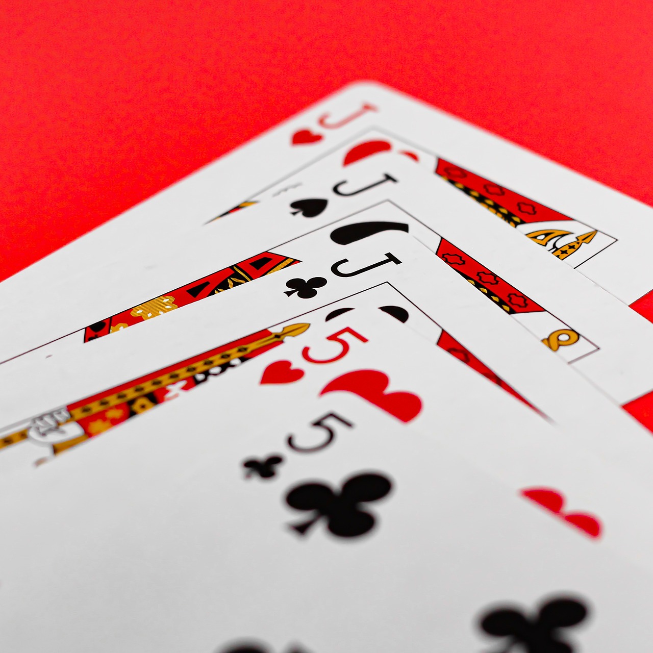 二十一点赌桌上 A 与 K 组合 — 经典 Blackjack 天王手牌
