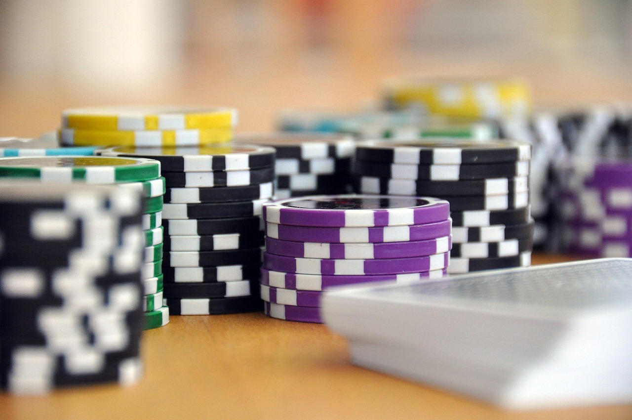 赌场二十一点桌面发牌中 — 标准 6 副牌靴游戏